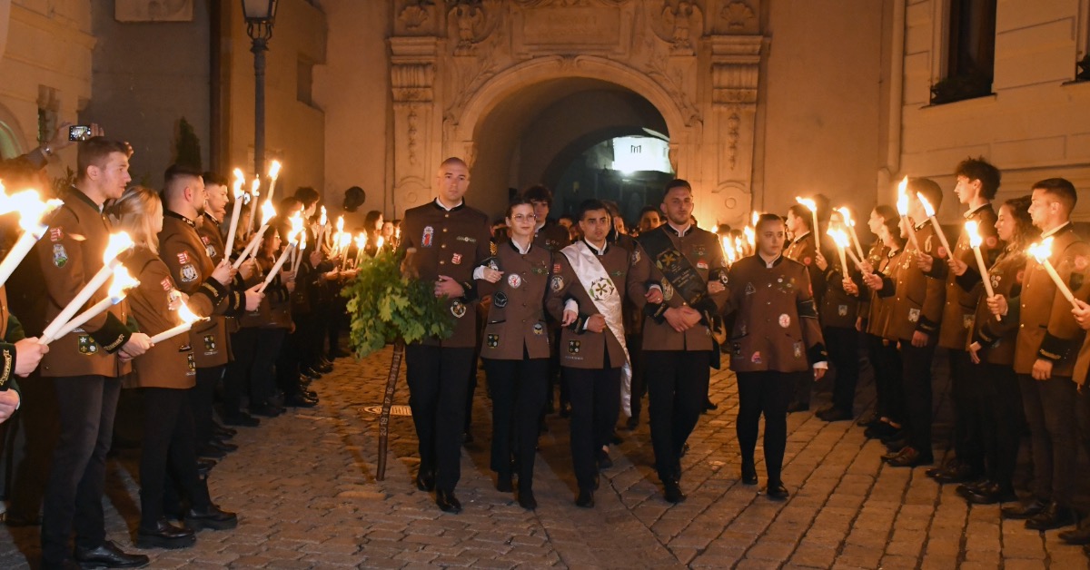 Valéte! A végzősök előtt az Alma Mater kapuja mindig nyitva marad 