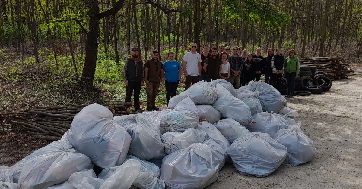 A Soproni Egyetem hallgatóinak újabb közösségi szemétszedése a tiszta erdőkért  