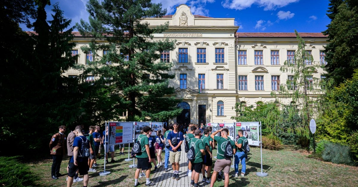Egy út. Ezer lehetőség. Megnyílt a Pannónia Ösztöndíjprogram plakátkiállítása a Soproni Egyetemen Egy út. Ezer lehetőség. Megnyílt a Pannónia Ösztöndíjprogram plakátkiállítása a Soproni Egyetemen