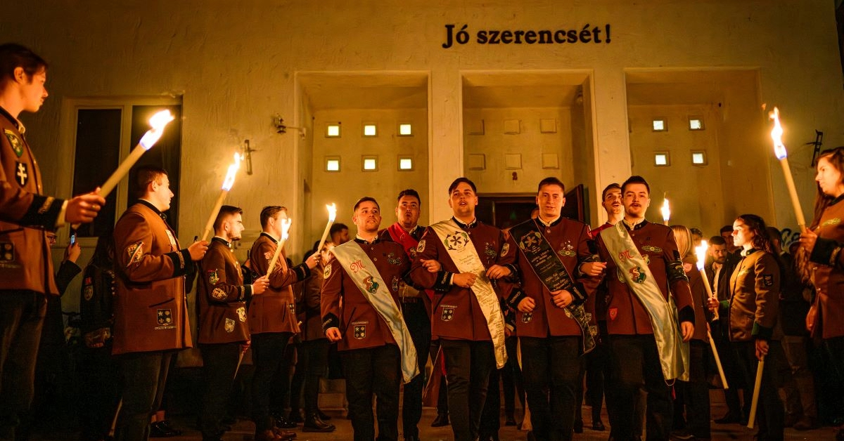 Kitollasodott a hattyú- diákhagyomány kelt életre a Soproni Egyetemen