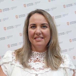  Halvax Julianna